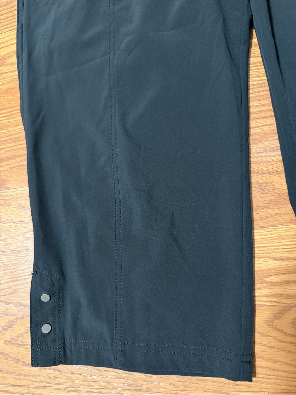 Chico's Black Zenergy Cropped Cargo Joggers Size 16 - Picture 5 of 5